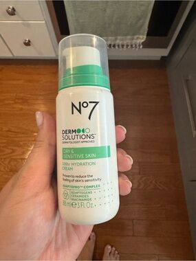 No7 Derm Solutions Dry & Sensitive Skin Hydration Cream - Green